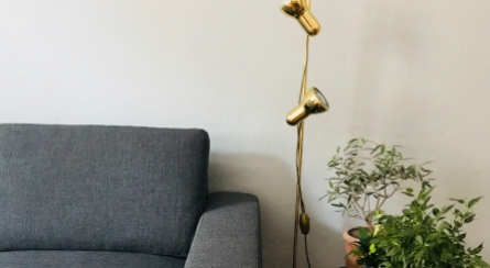 Wohnzimmer / Couch grau / Stehlampe Gold
